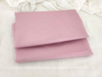 Sur 300 cm de long et 56 cm de large, voici un coupon de superbe tissus rigide façon taffetas couleur vieux rose, pour des créations uniques et remplies d'un effet empesé.