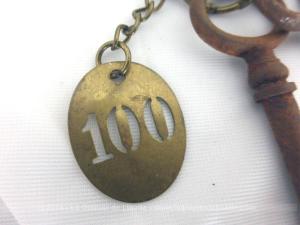 Trousseau 4 anciennes petites clés plaque laiton n°100