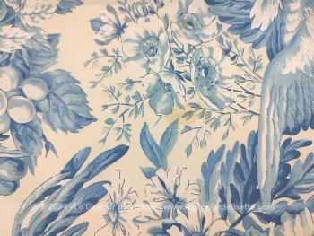 Sur 134 x 148 cm, voici un coupon de tissus/nappe en coton aux superbes dessins bleus représentant des fruits et de grands oiseaux avec un fin ourlet tout autour.