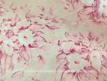 Sur 165 x 240 cm, voici un superbe coupon de tissus bien original avec sur un fond ocre rosé, des dessins de fleurs rose et fuchsia, très tendance shabby, neuf et encore empesé !