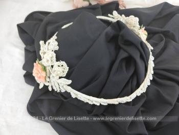 Vintage, voici une couronne de mariée composée d'une guirlande de perles nacrées avec décors de chaque coté d'un bouquet de fleurs en dentelle avec au centre une fleur en tissus rose saumon. 