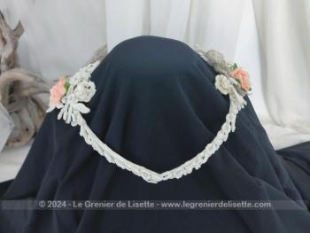 Vintage, voici une couronne de mariée composée d'une guirlande de perles nacrées avec décors de chaque coté d'un bouquet de fleurs en dentelle avec au centre une fleur en tissus rose saumon. 