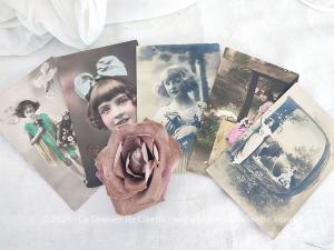 Datant des années 20, voici un lot de 5 cartes postales vintages sépia ou colorisées représentant des jeunes filles !
