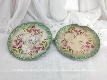 Très tendance shabby,  voici un duo d'anciennes assiettes à dessert estampillées Digoin-Sarreguemines. Portant des marques du temps passé par des auréoles dues à la terre de fer, elles sont décorées de fleurs roses avec sur tout le pourtour des reliefs verts.