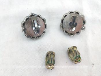 Voici un duo de paires de boucles d'oreille vintages à pince dans  un beau métal, pour oreilles non percées, à détourner si on veut en décoration pour chaussures, cravates ou autres supers idées !