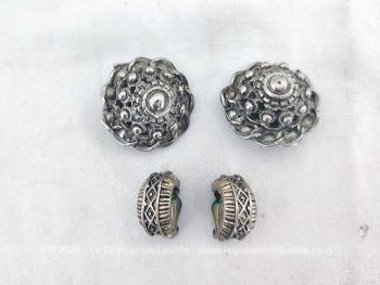 Voici un duo de paires de boucles d'oreille vintages à pince dans  un beau métal, pour oreilles non percées, à détourner si on veut en décoration pour chaussures, cravates ou autres supers idées !