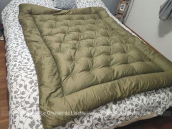 Sur 145 x 175 cm, voici un bel édredon vintage en plumes et duvet habillé d'un tissus en coton bronze kaki avec de belles coutures pour un effet capitonnage et habillé tout autour par un passepoil vert.  Vintage et chaud, que demander de plus !