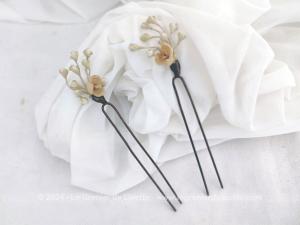 Voici un beau duo d'anciennes épingles à cheveux dont on découvre à l'extrémité un petit bouquet de fleurs en cire serti dans le métal, tendance mariée.