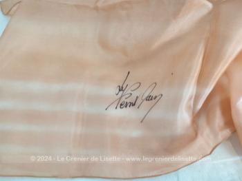 Foulard vintage soie saumon peints main fleurs fuchsia et signature – Image 3