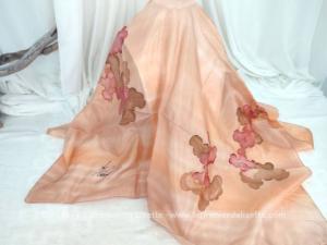Signé, voici un superbe grand foulard vintage de 90 x 85 cm en soie couleur saumon et peint à la main de belles fleurs fuchsia.