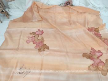 Signé, voici un superbe grand foulard vintage de 90 x 85 cm en soie couleur saumon et peint à la main de belles fleurs fuchsia.
