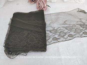 Sur 630 x 16 cm, voici un large et long coupon d'ancienne dentelle en tulle couleur café avec une belle guirlande de dessins  de fleurs. Avec plus de 6 mètres, vous pouvez laisser libre court à votre imagination !