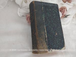 Ancien livre “Histoire de Paris” tome 6 daté de 1825