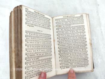Datant de 1856, voici un livre avec reliure en cuir au titre de 
