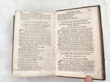 Datant de 1856, voici un livre avec reliure en cuir au titre de 