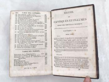 Datant de 1856, voici un livre avec reliure en cuir au titre de "Les Psaumes de David, suivi de Cantiques et Prières" sur 700 pages avec comme originalité, tous le psaumes, cantiques et prières mis sur des gammes pour être chantés.