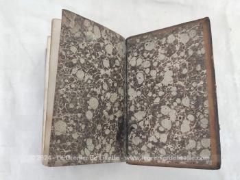 Datant de 1856, voici un livre avec reliure en cuir au titre de 
