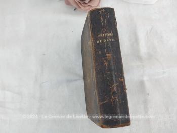 Datant de 1856, voici un livre avec reliure en cuir au titre de 
