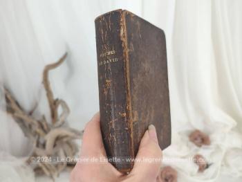 Datant de 1856, voici un livre avec reliure en cuir au titre de 