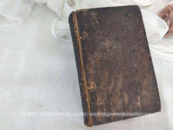 Datant de 1856, voici un livre avec reliure en cuir au titre de 