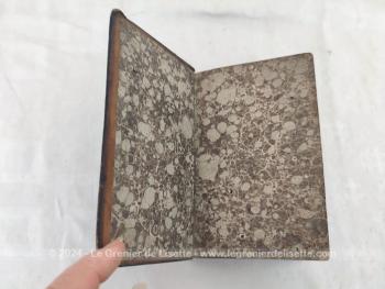 Datant de 1856, voici un livre avec reliure en cuir au titre de 