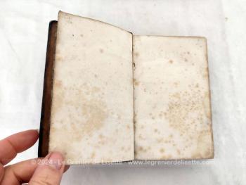 Datant de 1856, voici un livre avec reliure en cuir au titre de 