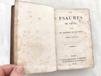 Datant de 1856, voici un livre avec reliure en cuir au titre de "Les Psaumes de David, suivi de Cantiques et Prières" sur 700 pages avec comme originalité, tous le psaumes, cantiques et prières mis sur des gammes pour être chantés.