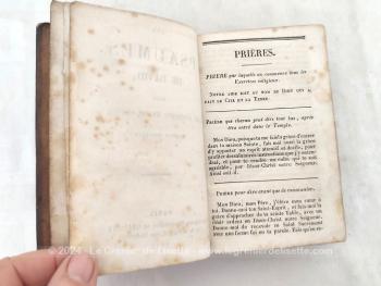 Datant de 1856, voici un livre avec reliure en cuir au titre de 
