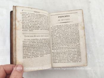 Datant de 1856, voici un livre avec reliure en cuir au titre de "Les Psaumes de David, suivi de Cantiques et Prières" sur 700 pages avec comme originalité, tous le psaumes, cantiques et prières mis sur des gammes pour être chantés.