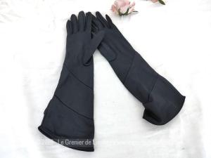 Superbe paire de gants de soirée mi-longs satiné noir avec plis