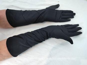 Superbe paire de gants de soirée mi-longs en matière extensible satiné noir avec dessin de plis et de plissé. Pour etre élégante jusqu'au bout des doigts. Taille standard.