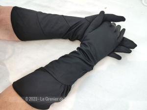 Superbe paire de gants de soirée mi-longs satiné noir avec plis