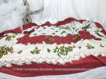 Sur 180 x 135 cm, voici une belle nappe rectangulaire ancienne sur fond rouge et motifs floraux réalisé en tissus synthétique mélangé.