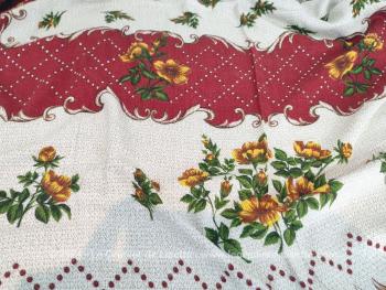 Sur 180 x 135 cm, voici une belle nappe rectangulaire ancienne sur fond rouge et motifs floraux réalisé en tissus synthétique mélangé.
