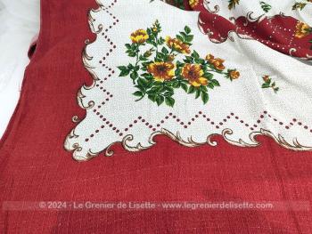 Sur 180 x 135 cm, voici une belle nappe rectangulaire ancienne sur fond rouge et motifs floraux réalisé en tissus synthétique mélangé.