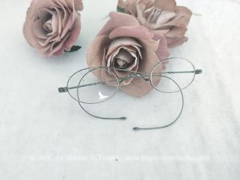 Avec des verres adaptés à une vue  pour très forte myopie, voici une ancienne petite paire de petites lunettes métalliques avec des verres ovales de 2.5 x 4 cm  et des branches qui se terminent par un arrondi très flexible. Top vintage !