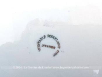 Datant des années 70/80, voici un beau plat à cake en porcelaine estampillé 