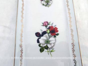 Datant des années 70/80, voici un beau plat à cake en porcelaine estampillé 