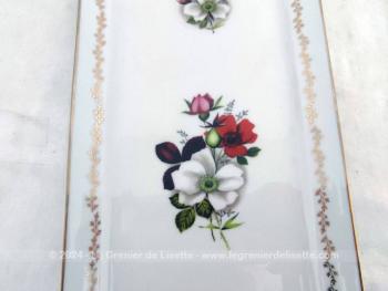 Datant des années 70/80, voici un beau plat à cake en porcelaine estampillé "Véritable Porcelaine Fine France", tendance shabby avec ses décors de fleurs et son guirlande dorée sur tout le pourtour.