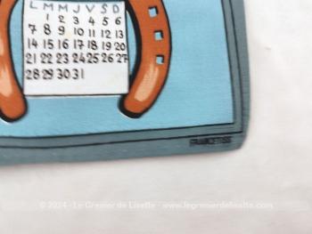 Cadeau publicitaire de "FranceTiss", voici un ancien torchon calendrier pour l'année 1970 de 48 x 63.5 cm avec sur fond bleu une magnifique tête de cheval et tous les mois de l'année inséré dans des fers à cheval.  Comme neuf !