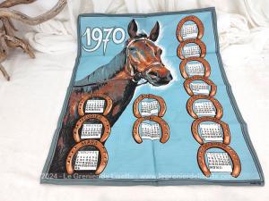 Cadeau publicitaire de "FranceTiss", voici un ancien torchon calendrier pour l'année 1970 de 48 x 63.5 cm avec sur fond bleu une magnifique tête de cheval et tous les mois de l'année inséré dans des fers à cheval.  Comme neuf !