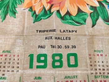 Voici un cadeau publicitaire de "Triperie Latapy" aux Halles de Pau Agen, voici un ancien torchon calendrier pour l'année 1980 de 46 x 50 cm avec en décoration le dessin d'un gros bouquet de fleurs. En très bon état.