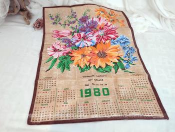 Voici un cadeau publicitaire de "Triperie Latapy" aux Halles de Pau Agen, voici un ancien torchon calendrier pour l'année 1980 de 46 x 50 cm avec en décoration le dessin d'un gros bouquet de fleurs. En très bon état.