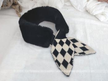 Voici un cache cou ou tour de cou en belle fausse fourrure noire toute douce avec se terminant par deux pointes en laine pour former un système de noeud passant ! Superbe, élégant et original .