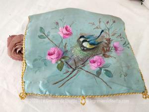 Voici un ancienne et superbe pochette en soie bleue ciel peinte à la main d'un oiseau dans son nid entouré de fleurs. Prévu au début du siècle pour lingerie ou mouchoir. Fait main