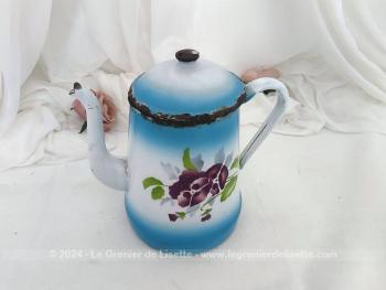 Voici une ancienne cafetière habillé d'un fond bleu ciel et blanc en émail et décorée de grosses pensées violettes sans oublier son couvercle et tout le charme de l'authentique avec ses éclats.