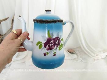 Voici une ancienne cafetière habillé d'un fond bleu ciel et blanc en émail et décorée de grosses pensées violettes sans oublier son couvercle et tout le charme de l'authentique avec ses éclats.