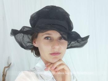 Ancien chapeau large bord tout en sisal synthétique, composé de spirales cousues entre-elles pour le dessus et de différents rubans pour former le contour, le tout maintenu avec un large ruban tout autour se terminant par un noeud.
