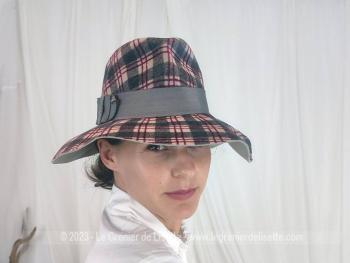 Vous rêviez d'avoir un chapeau comme dans un film des années 60/70 ? c'est celui là ! Avec son motif  carreaux façon Borsalino à large bordure ce chapeau est vraiment original mais prévu pour un petit tour de tête de 55/56cm.