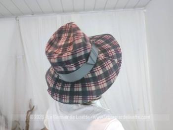 Vous rêviez d'avoir un chapeau comme dans un film des années 60/70 ? c'est celui là ! Avec son motif  carreaux façon Borsalino à large bordure ce chapeau est vraiment original mais prévu pour un petit tour de tête de 55/56cm.